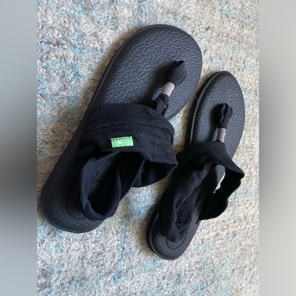 Sanuk strappy yoga mat sandals